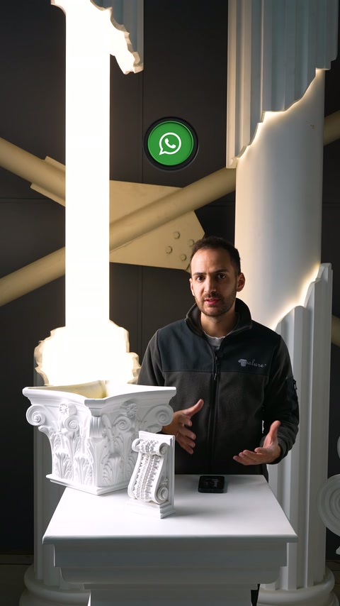 Sunucu ekranda beliren WhatsApp simgesiyle iletişim bilgisini paylaşıyor