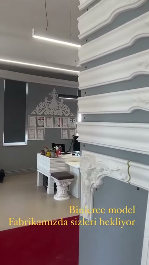 Katmanlı profil sergisi şömine çevresi ve masa bölümüne uzanıyor
