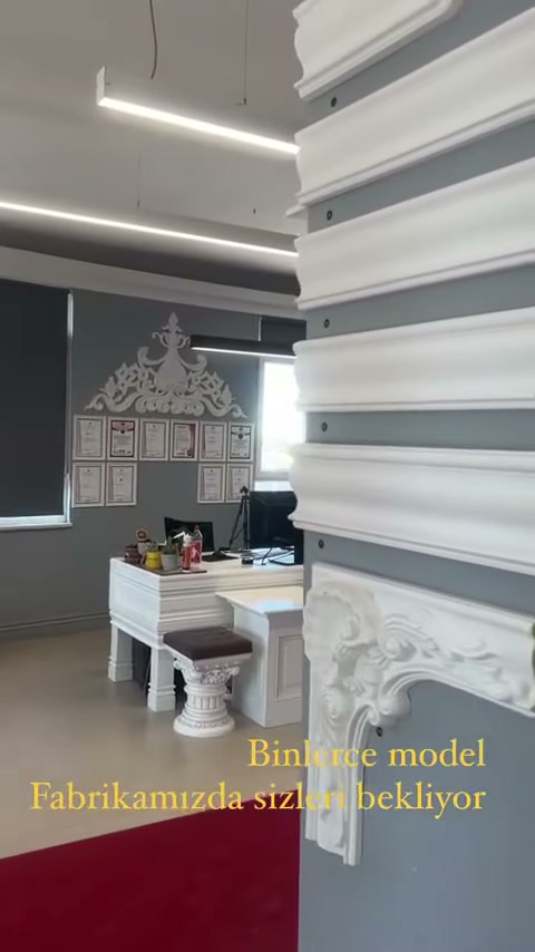 Showroom köşesinde tavan profilleriyle klasik şömine uygulaması buluşuyor