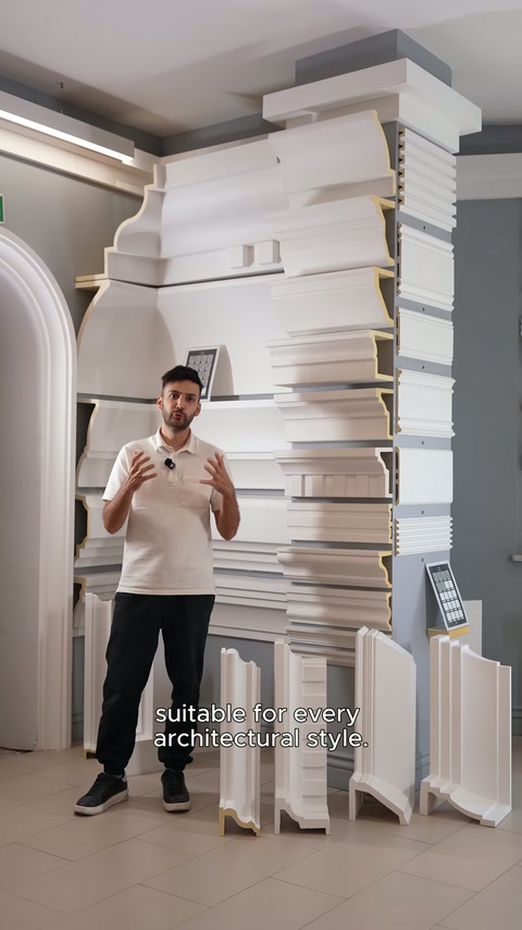 Görevli yüksek profil sergisinin önünde kullanım seçeneklerini anlatıyor.
