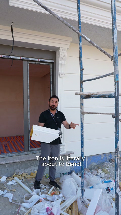Kalın poliüretan profilin kutu biçimli kesiti şantiye ortamında gösteriliyor.