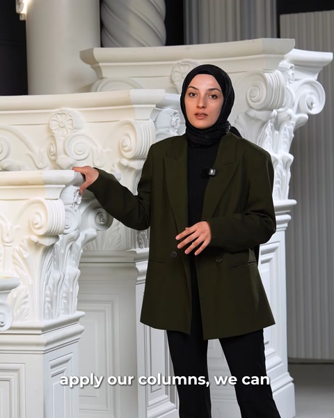 Kadın sütun başlığına elini dayayarak ölçü seçeneklerini anlatıyor