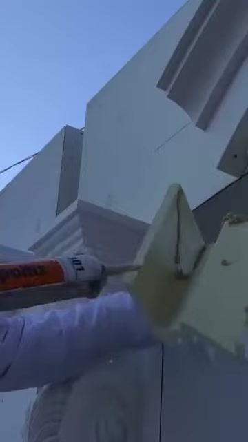 Köşe tamamlayıcı parça montaj öncesi yapıştırıcı tabancasıyla hazırlanıyor