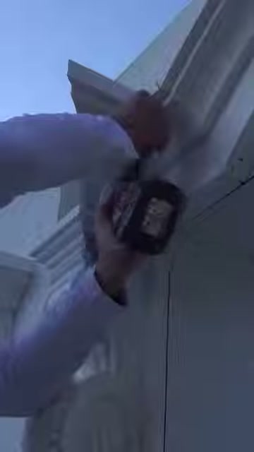 Köşe bağlantısındaki poliüretan parça vidalama işlemiyle tutturuluyor