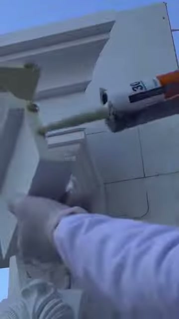 Yeni tamamlayıcı parçanın arkasına montaj yapıştırıcısı uygulanıyor