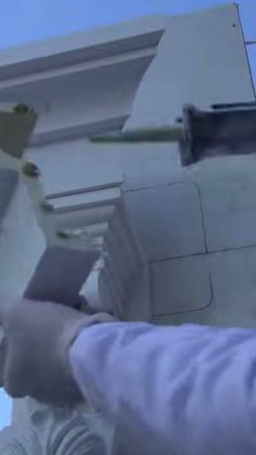 Yapıştırıcı tabancasıyla küçük profil parçasında şerit uygulama sürüyor