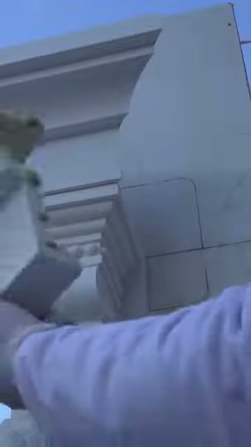 Hazırlanan parça dekoratif kiriş altındaki açıklığa doğru kaldırılıyor