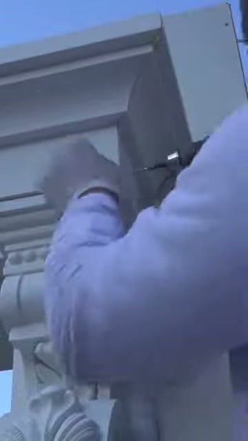 Ek parça üst söve kenarında el aletiyle biçimlendiriliyor