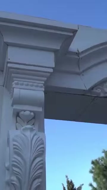 Dekoratif sütun başlığı ve tamamlanan üst profil birleşimi sergileniyor