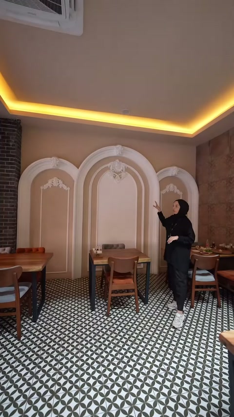 Tamamlanmış üçlü kemer düzeni, simetrik duvar dekorasyonu oluşturuyor.