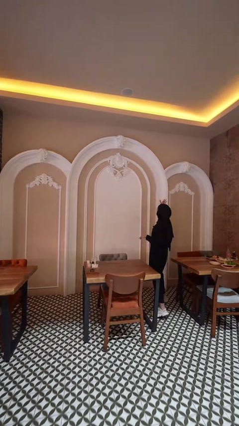 Kemerli duvar panoları, restoran masalarının arkasında geniş açıyla görülüyor.