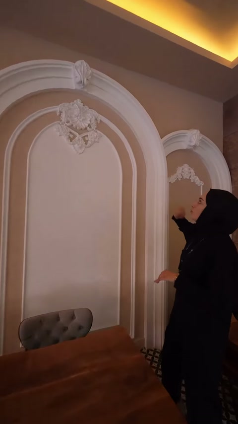 Sunucu, kemer tepesindeki kabartmalı süsleme ile çıtaları işaret ediyor.