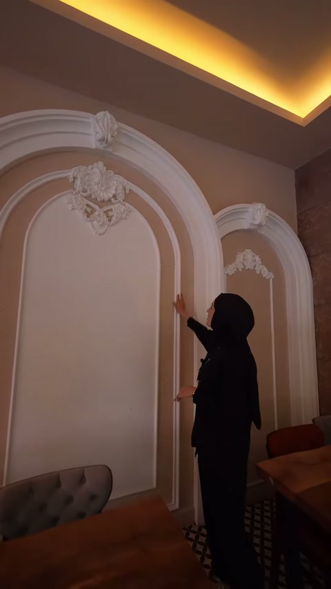 Büyük kemerin kavisli söve katmanları tamamlanmış yüzeyde inceleniyor.