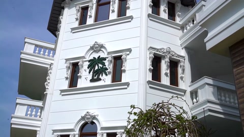 Dış cephede pencere üstü süslemeleri ve kolon hatları vurgulanıyor.