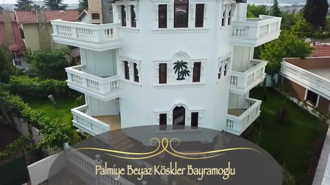 Beyaz villa cephesinde pencere söveleri ve kat silmeleri görülüyor