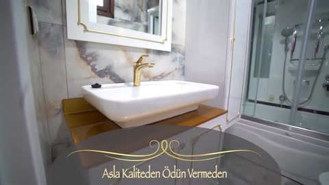 Banyoda lavabo çevresindeki mermer görünümlü duvar ve ayna düzeni
