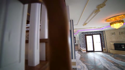 Koridor açıklığında duvar çıtaları ve tavan bordürleri öne çıkıyor