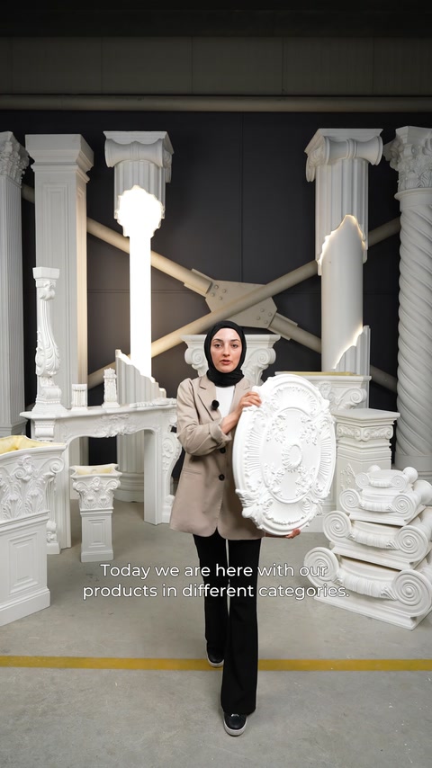 Showroomda dekoratif sütunlar arasında sergilenen oval dekoratif göbek