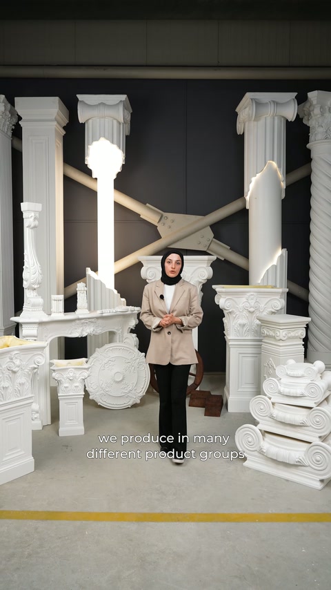Farklı kolon, kaide ve süsleme modelleri sunucunun çevresinde sergileniyor.