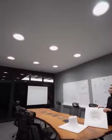 Toplantı odasının tavanındaki spot aydınlatmalar geniş açıyla gösteriliyor