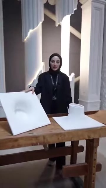 Masa üzerinde iç bükey ve dış bükey armatür örnekleri sergileniyor