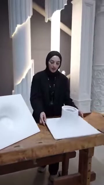 Amorf paneller ahşap masa üzerinde farklı formlarıyla karşılaştırılıyor