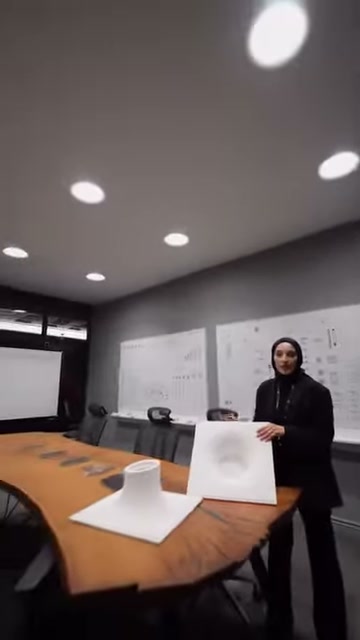 Tavandaki sıralı spotlar ve masadaki poliüretan paneller görüntüleniyor
