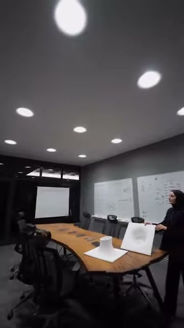 İç bükey ve çıkıntılı modeller konferans odasında birlikte sunuluyor
