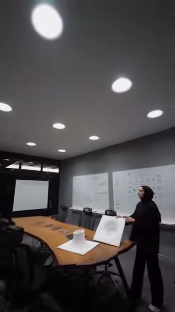 Beyaz amorf paneller uzun ahşap masa üzerinde karşılıklı yerleştiriliyor