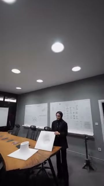 Amorf aydınlatma numuneleri ve sıralı tavan spotları genel planda görülüyor