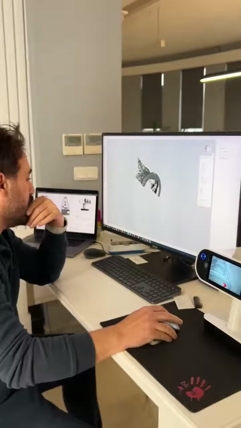 Bilgisayar ekranındaki gri dekoratif parça fare hareketleriyle farklı açıya getiriliyor.