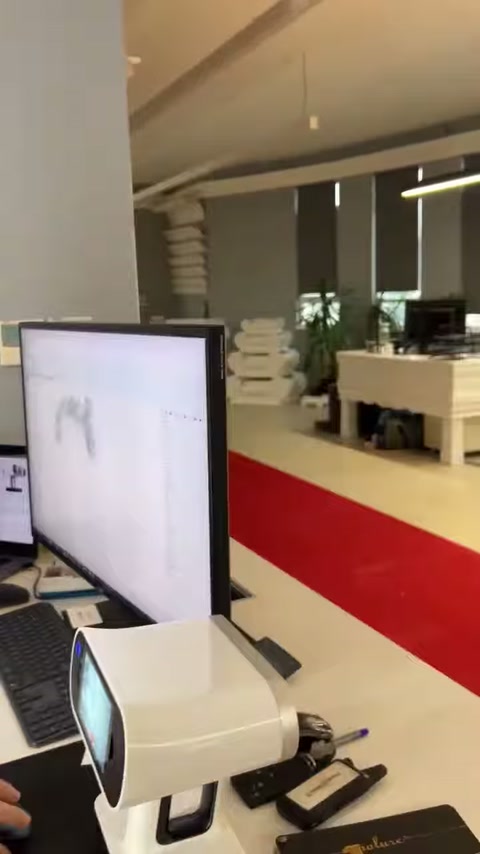 Modelleme masasında dijital başlık tasarımının yüzey düzenleme aşaması devam ediyor.