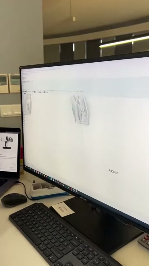 Dijital tasarımda başlığın üst bezemeleri ve gövde bağlantısı belirginleşiyor.