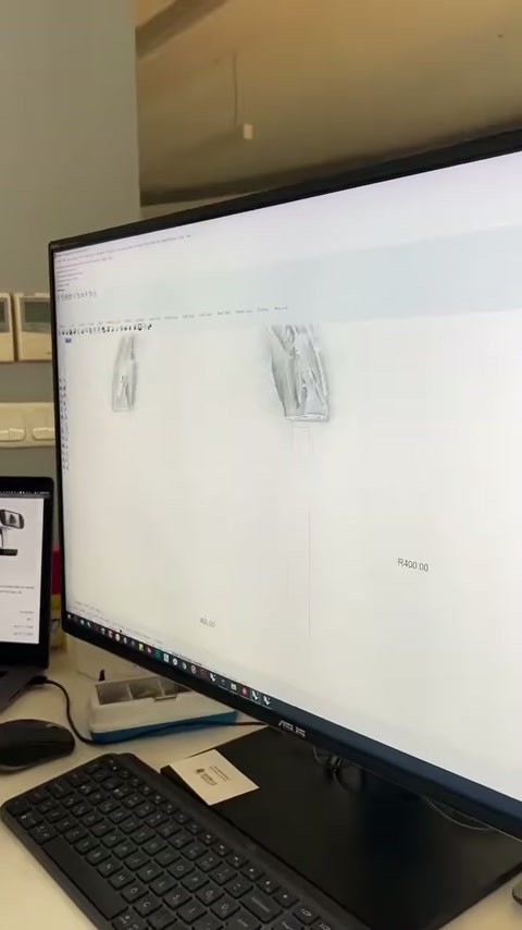 Başlık modeline bağlı dikey gövde çizgileri ekranda aşağı doğru uzanıyor.