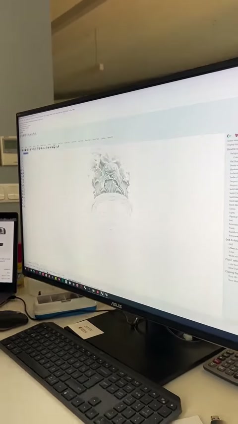Klasik sütunun başlık ve uzun yivli gövde bölümleri birlikte modelleniyor.