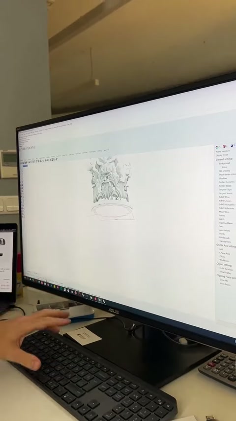 Ekrandaki sütun tasarımında dekoratif tepe bölümü ayrıntılı biçimde şekilleniyor.
