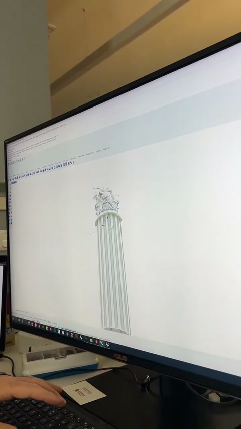 Tam boy dijital sütun, yivli gövdesi ve süslü başlığıyla görüntüleniyor.