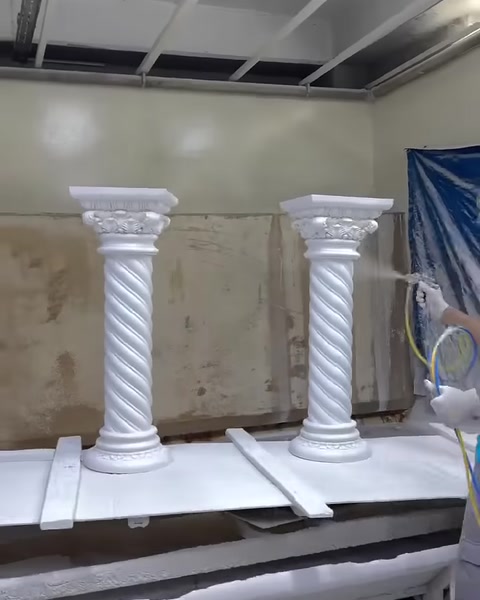 Boyanmış iki burgulu sütun üretim tezgâhında sergileniyor