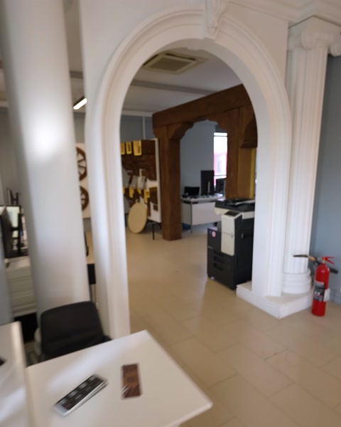 Ofis girişinde kemerli sütun ve pilaster uygulaması sergileniyor