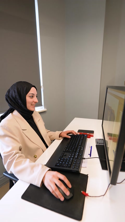 Tasarım sürecindeki mimar, cephe modelini bilgisayar ekranında kontrol ediyor
