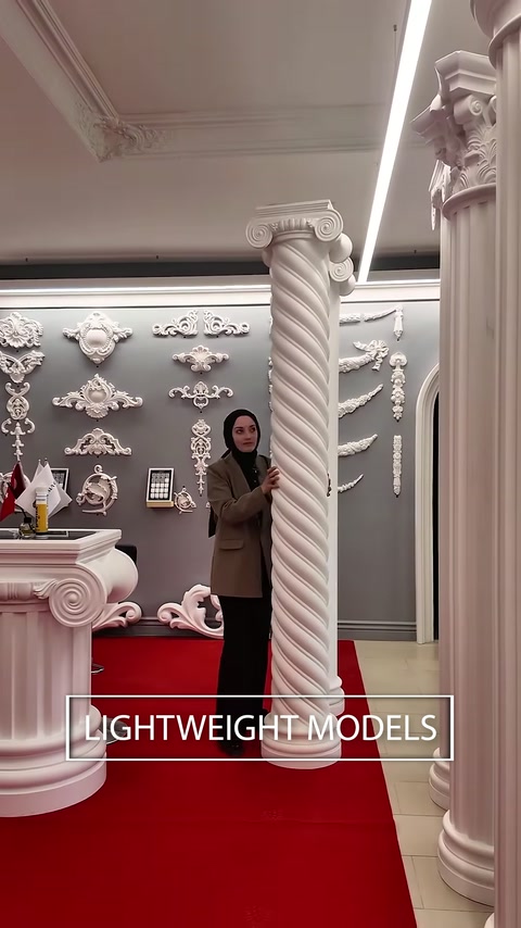 Burmalı gövdeli dekoratif sütun sergi alanında tanıtılıyor
