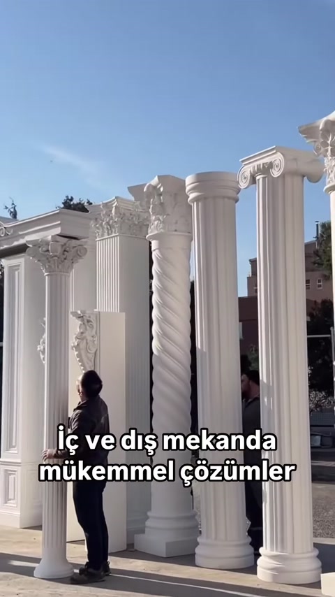 Dekoratif kemer ve farklı sütun modelleri açık alanda sergileniyor