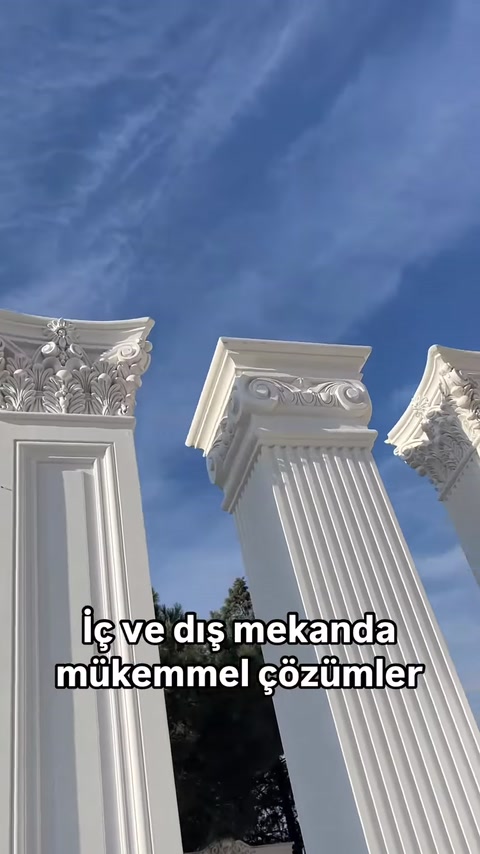 Farklı motiflerle işlenmiş sütun başlıkları gökyüzüne karşı görülüyor