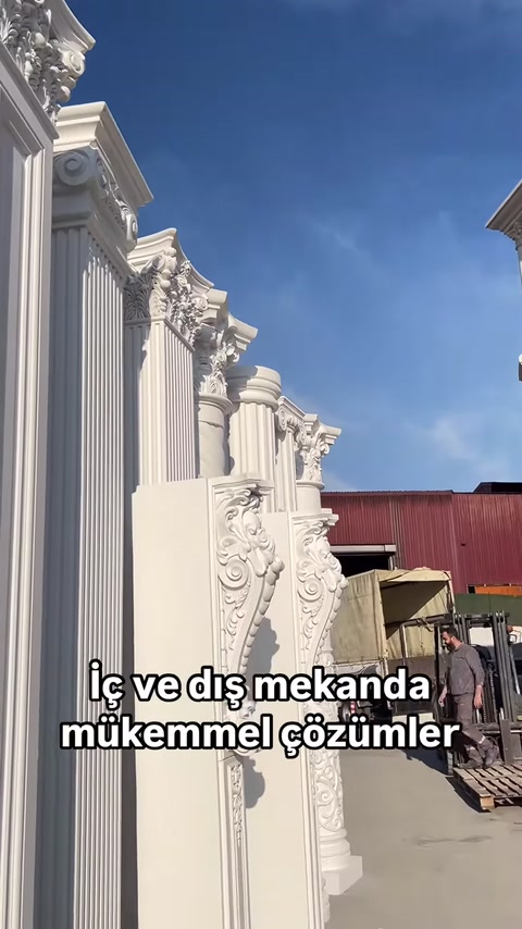 Sütunlar arasındaki bitkisel motifli dekoratif dikme ayrıntısı görülüyor