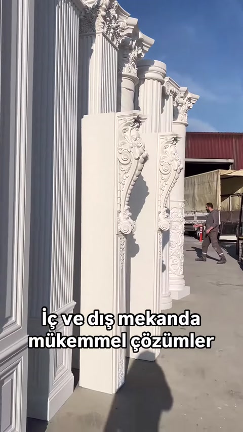 Klasik bezemeli dikme ve sütun başlıkları yakından sergileniyor