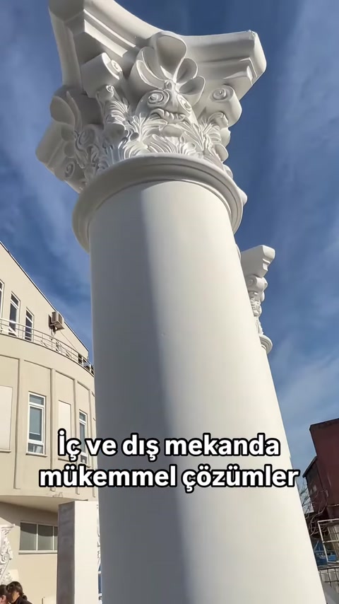 Düz yuvarlak sütun gövdesi ve süslü başlığı sergileniyor
