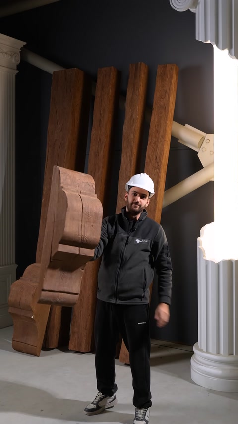 Ahşap görünümlü oyma detaylı payanda modeli elde sergileniyor