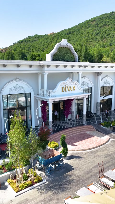 Düğün salonunun sütunlar ve pencere söveleriyle bezeli ana cephesi