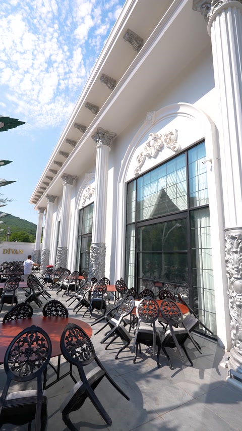 Kemerli pencere söveleri ve cephe çıtalarıyla düzenlenen oturma alanı