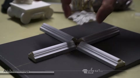 Çiçek biçimli süsleme, çapraz çıtaların orta bağlantısına elle yaklaştırılıyor